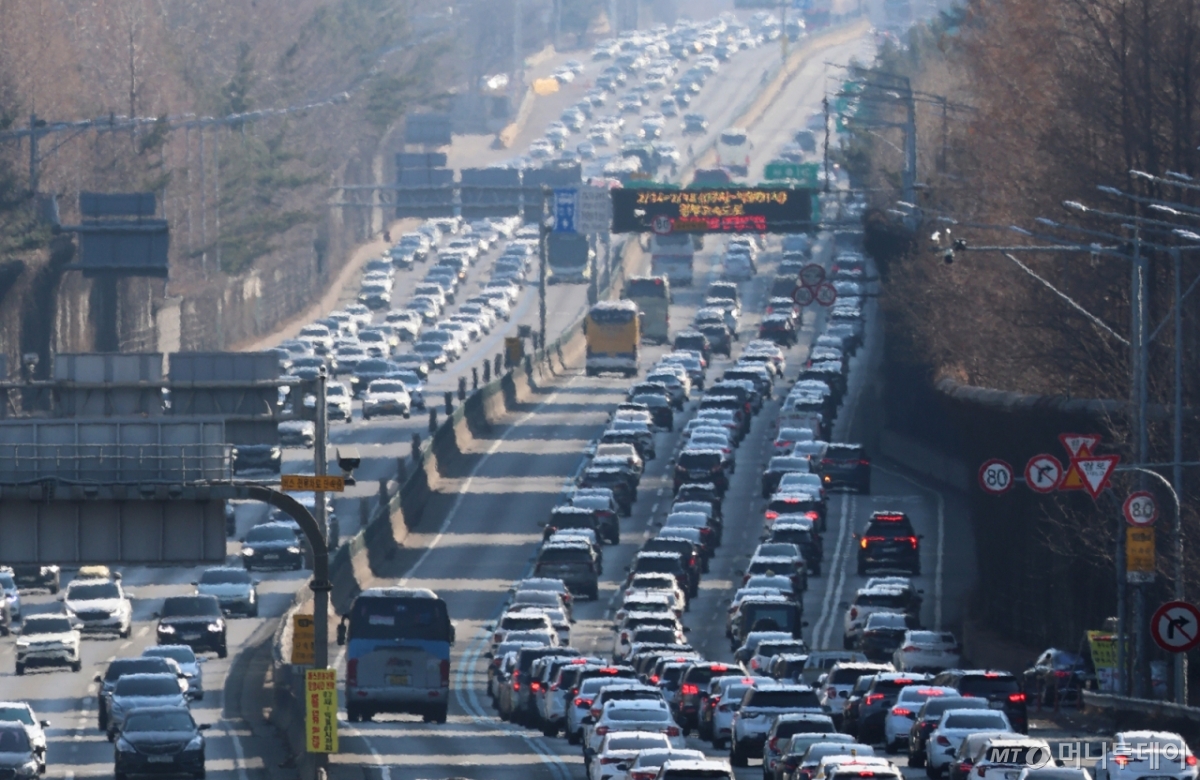 (서울=뉴스1) 오대일 기자 = 설 연휴 마지막 날인 18일 오후 서울 서초구 잠원IC 인근 경부고속도로 상행선(왼쪽)·하행선 방향 차량들이 서행하고 있다.