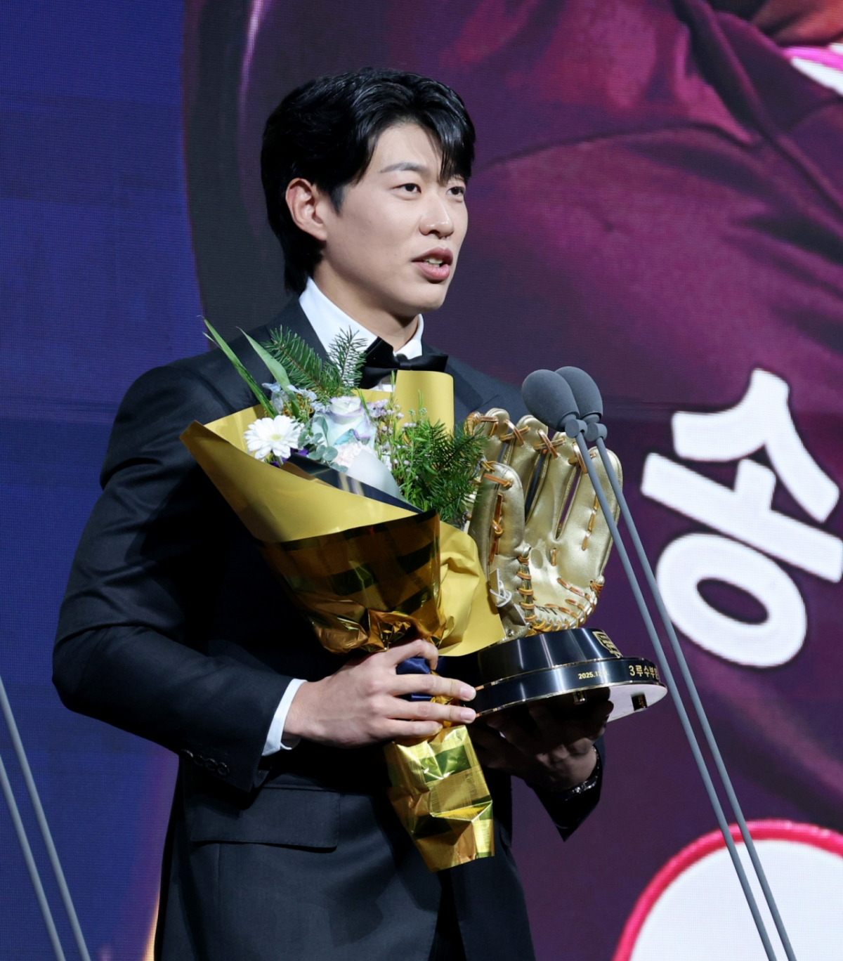 송성문이 지난해 11월 9일 2025 신한은행 SOL 뱅크 KBO 골든글러브 시상식에서 3루수 골든글러브를 수상한 뒤 소감을 전하고 있다. /사진=강영조 선임기자