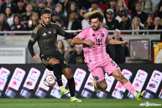 데니스 부앙가(왼쪽)가 22일 오전 11시 30분(한국시간) 미국 캘리포니아주 LA의 LA 메모리얼 콜로세움에서 열린 미국 메이저리그사커(MLS) 1라운드 경기 중 트래핑을 시도하고 있다. /AFPBBNews=뉴스1