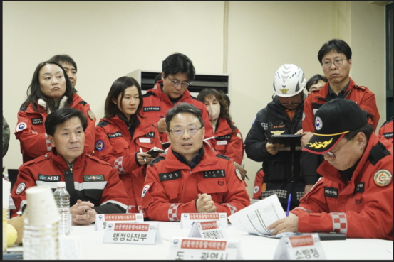 박은식 산림청장 직무대리가 관계자들과 산불진화전략을 논의하고 있다./사진제공=산림청