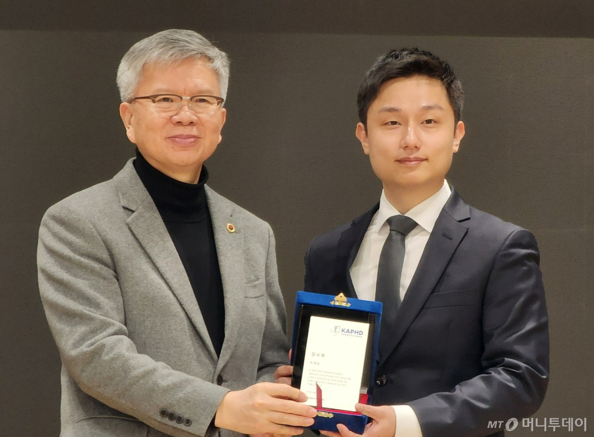 24일 의협회관 대강장에서 김택우(왼쪽) 의협 회장이 박재일(오른쪽) 대공협 신임 회장 겸 전 정책이사에게 감사패를 수여하고 있다. /사진=정심교 기자