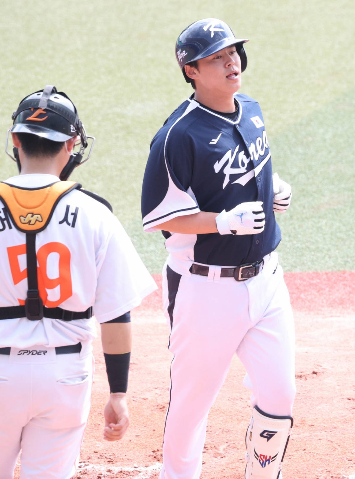 노시환(오른쪽)이 23일 일본 오키나와현 카데나 야구장에서 한화 이글스와 연습경기 도중 선제 투런 홈런을 터뜨리고 있다. /사진=김진경 대기자