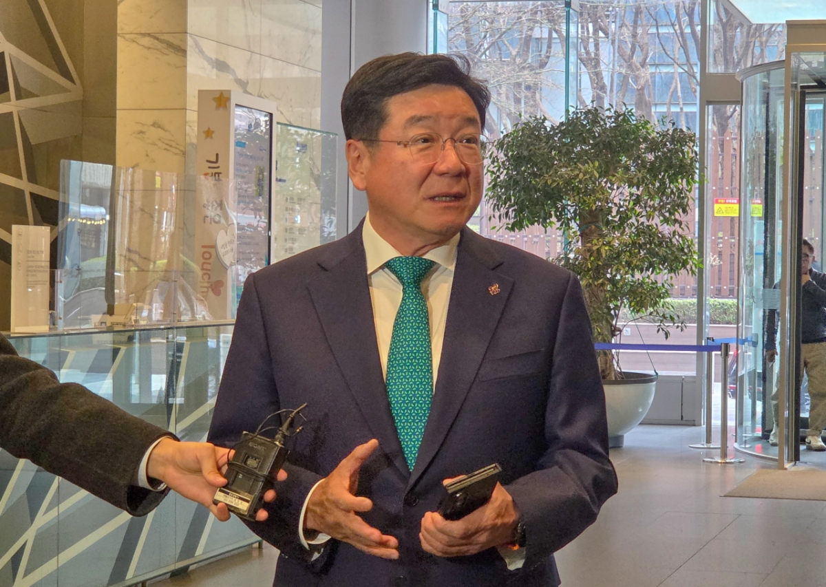 이찬희 삼성 준법감시위원회 위원장이 24일 서울 서초구 삼성생명에서 열린 준범감시위원회 정례회의에 참석하기 전 취재진의 질문에 답하고 있다./사진=최지은 기자