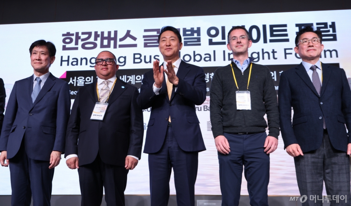 [서울=뉴시스] 황준선 기자 = 오세훈(가운데) 서울시장을 비롯한 참석자들이 24일 오전 서울 마포구 호텔나루 서울 엠갤러리에서 열린 한강버스 글로벌 인사이트 포럼에서 기념촬영 하고 있다. 2026.02.24. hwang@newsis.com /사진=황준선