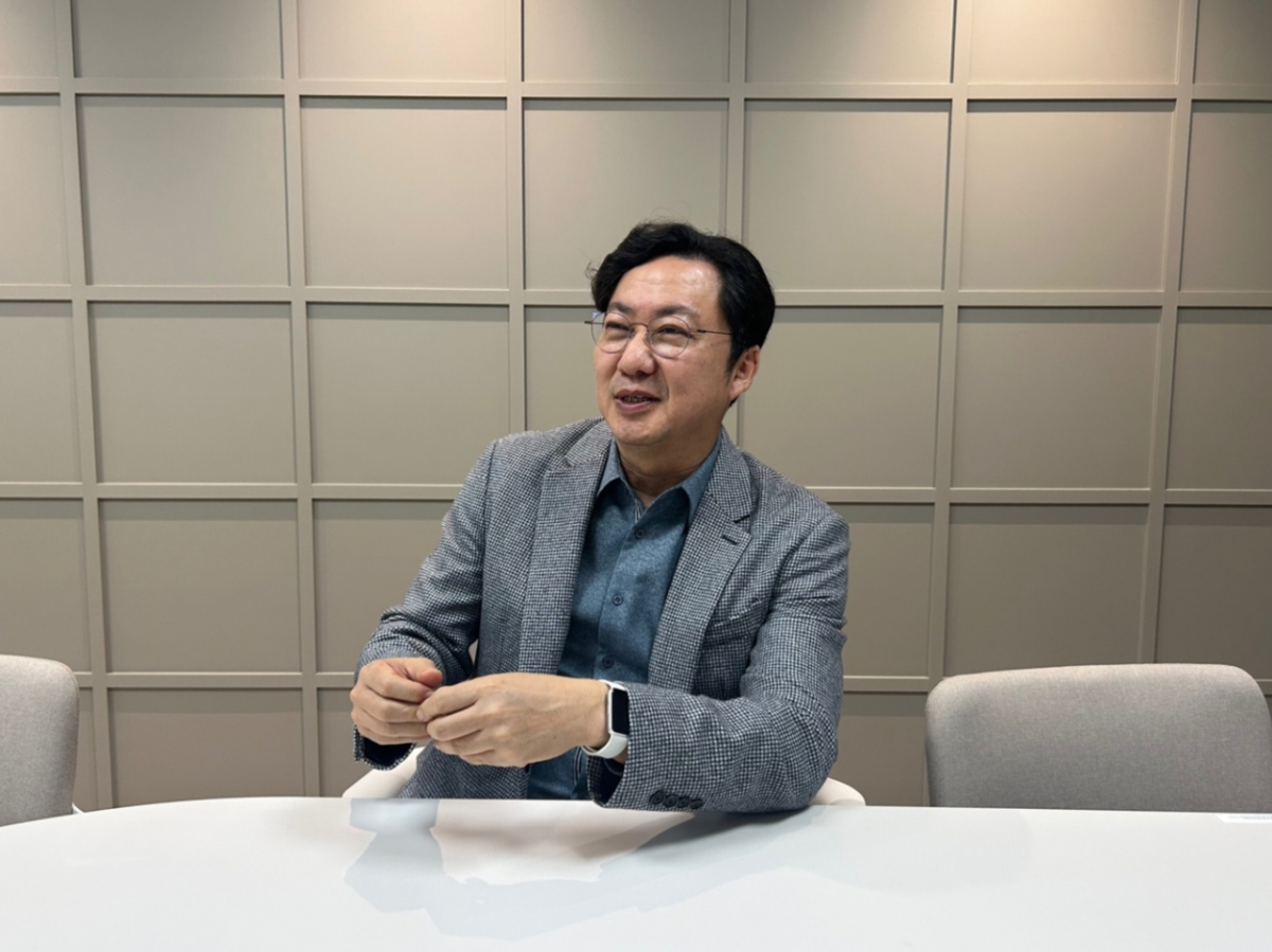 이동기 올릭스 대표가 지난 20일 경기 성남시에 위치한 올릭스 본사에서 진행한 머니투데이와의 인터뷰에서 올해 '올릭스 2.0' 로드맵 기반의 파트너링 전략에 대해 설명하고 있다./사진=김선아 기자