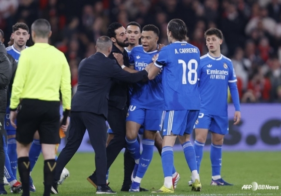 레알 마드리드 선수들이 항의하고 있다. 흥분한 킬리안 음바페(10번)를 말리는 아르벨로아 감독. /AFPBBNews=뉴스1