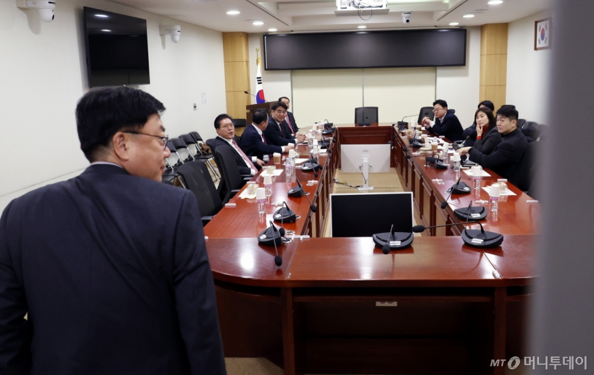 [서울=뉴시스] 조성봉 기자 = 국민의힘 소장파모임인 '대안과미래' 이성권 간사 등 소속 의원들이 24일 오전 서울 여의도 국회 의원회관 간담회의실에서 당내현안 관련 비공개 회동을 하고 있다. 2026.02.24. suncho21@newsis.com /사진=조성봉