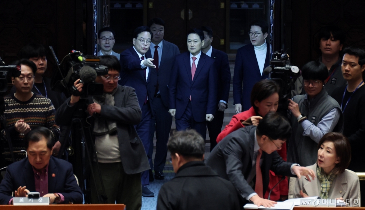 [서울=뉴시스] 김금보 기자 = 국민의힘 장동혁 대표와 송언석 원내대표가 24일 오전 서울 여의도 국회에서 열린 의원총회에 참석하고 있다. 2026.02.24. kgb@newsis.com /사진=김금보