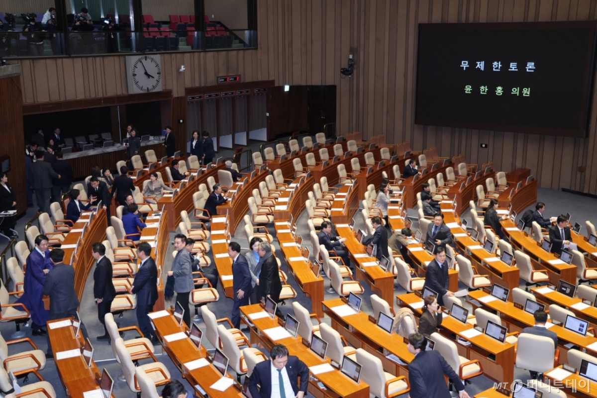 (서울=뉴스1) 신웅수 기자 = 윤한홍 국민의힘 의원이 24일 서울 여의도 국회에서 열린 제432회국회(임시회) 제8차 본회의에서 상법 일부개정법률안(대안)에 대한 무제한 토론(필리버스터)에 돌입하자 더불어민주당 의원들이 퇴장하고 있다. 2026.2.24/뉴스1 Copyright © 뉴스1. All rights reserved. 무단 전재 및 재배포, AI학습 이용 금지. /사진=(서울=뉴스1) 신웅수 기자