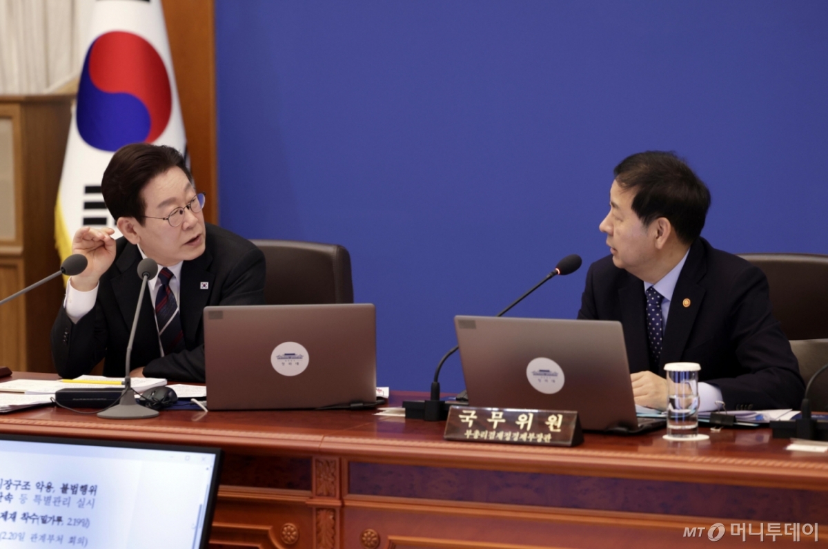 [서울=뉴시스] 최동준 기자 = 이재명 대통령이 24일 청와대에서 열린 국무회의에서 구윤철 부총리 겸 재정경제부 장관과 대화하고 있다. 2026.02.24. photocdj@newsis.com /사진=최동준