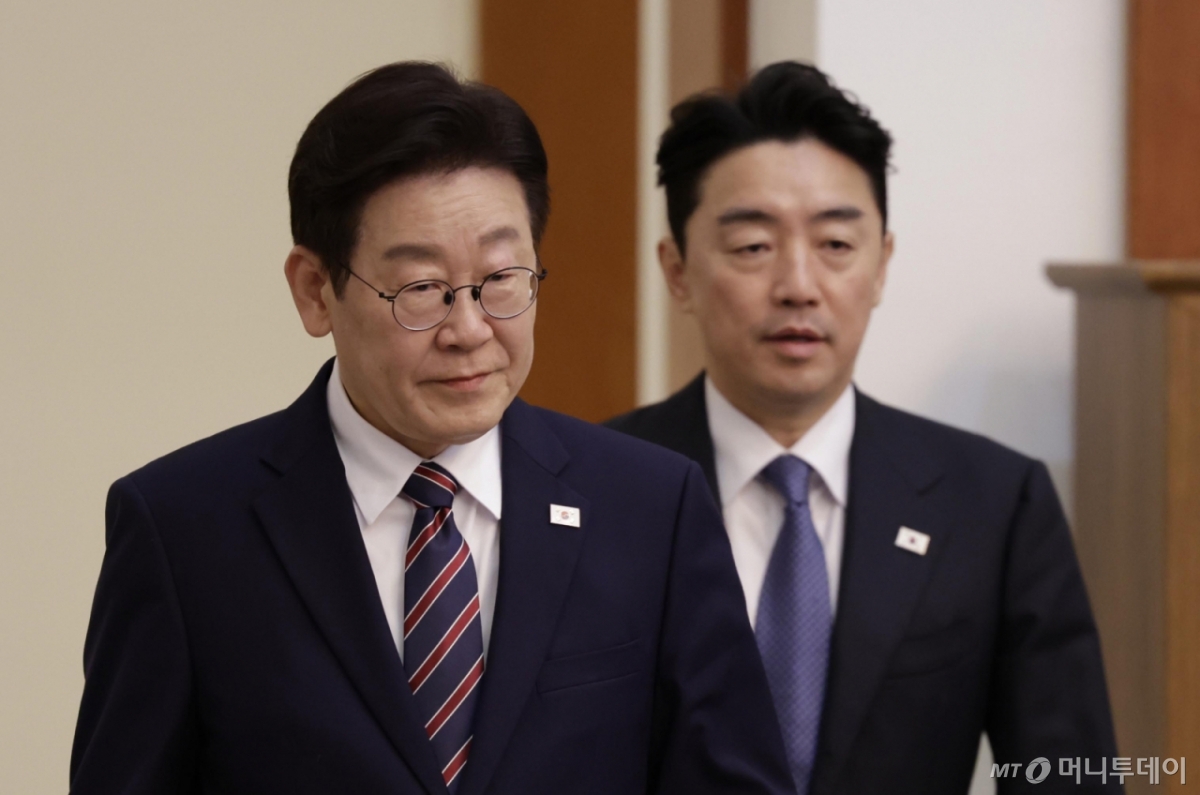 [서울=뉴시스] 최동준 기자 = 이재명 대통령과 강훈식 비서실장이 12일 청와대에서 열린 수석보좌관회의에 입장하고 있다. 2026.02.12. photocdj@newsis.com /사진=최동준