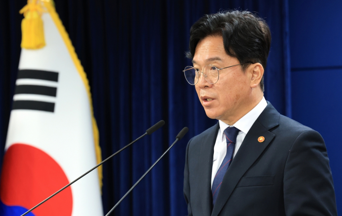 김영훈 고용노동부 장관이 지난해 11월24일 서울 종로구 정부서울청사에서 개정 노조법 하위법령 관련 브리핑을 하고 있다. /사진=뉴스1