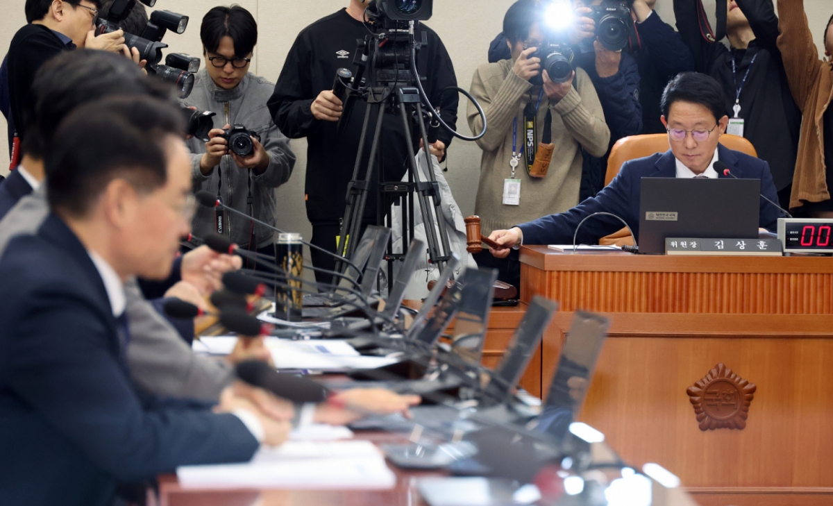 김상훈 국회 대미투자특별법처리를위한특별위원회 위원장이 24일 오전 서울 여의도 국회에서 열린 전체회의에서 의사봉을 두드리고 있다./사진=뉴시스