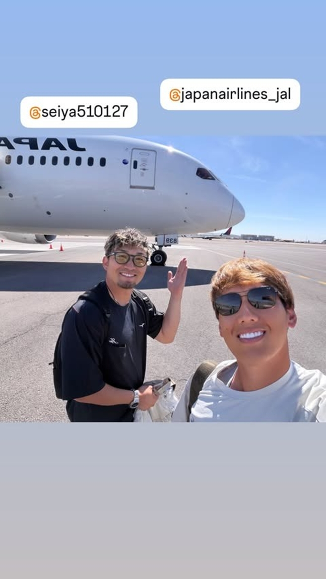 전세기에 탑승하는 스즈키(왼쪽)와 요시다. /사진=요시다 공식 SNS