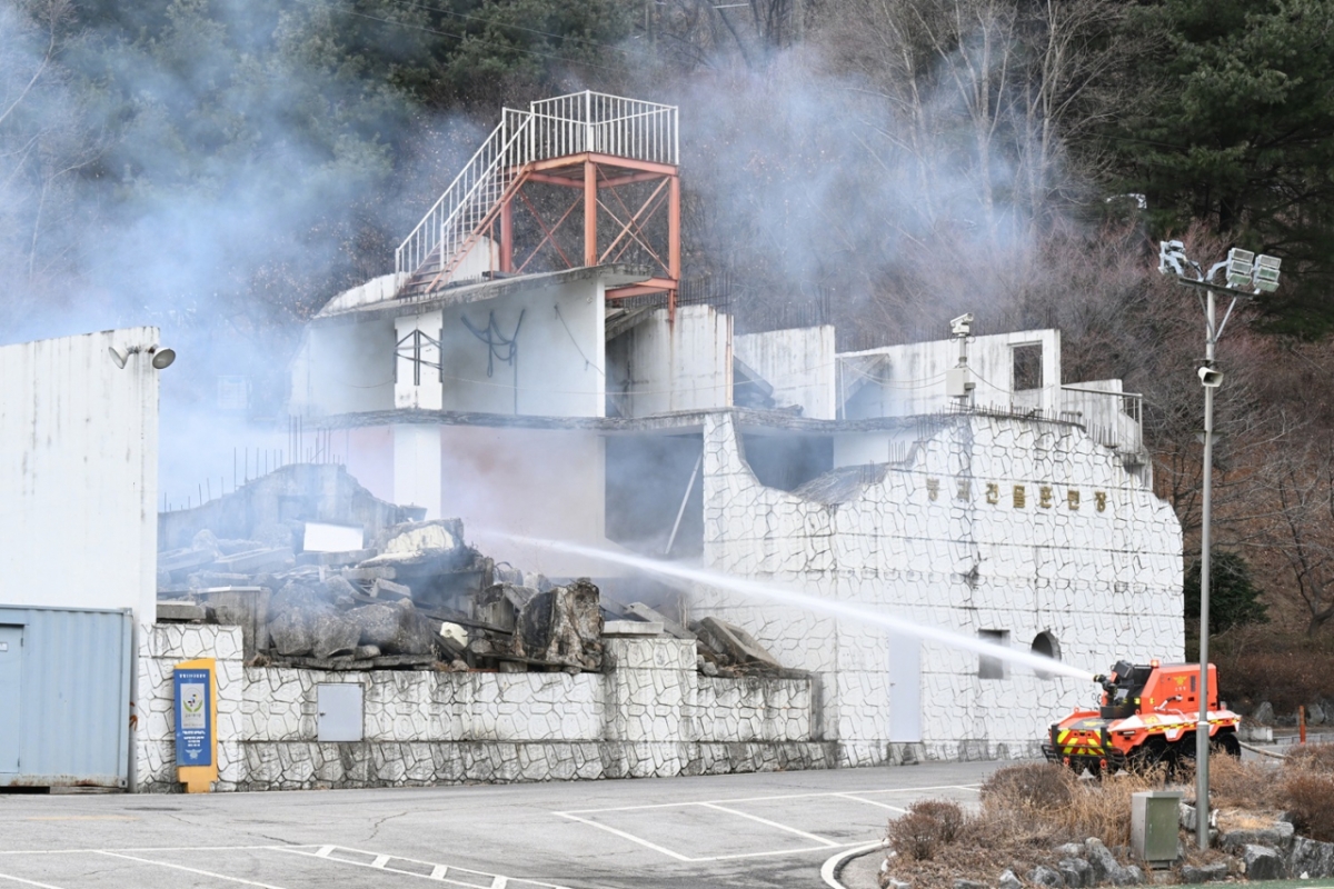 24일 오후 경기 남양주시 중앙119구조본부 수도권119특수구조대 훈련장에서 무인소방로봇이 물줄기를 뿜어내며 화재를 진압하고 있다. /사진제공=소방청