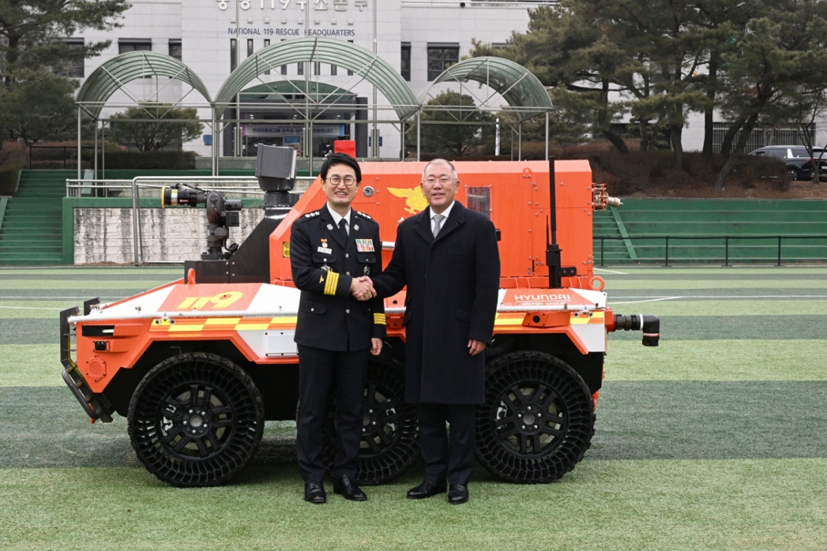 김승룡 소방청장 직무대행(왼쪽)과 정의선 현대차그룹 회장. /사진제공=소방청