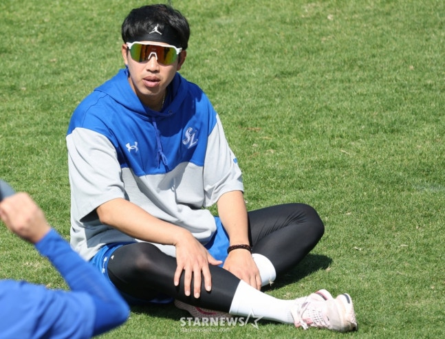 삼성 라이온즈가 22일 일본 오키나와 온나손 아카마 볼파크에서 스프링 캠프를 진행했다.  임기영이 휴식을 취하고 있다. /사진=김진경 대기자