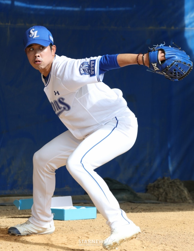 삼성 라이온즈가 22일 일본 오키나와 온나손 아카마 볼파크에서 스프링 캠프를 진행했다.  임기영이 불펜 피칭 훈련을 하고 있다. /사진=김진경 대기자