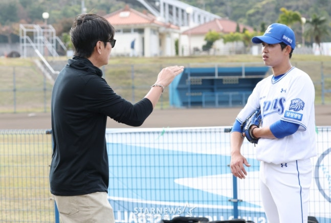 삼성 라이온즈가 22일 일본 오키나와 온나손 아카마 볼파크에서 스프링 캠프를 진행했다.  임기영이 불펜 피칭 훈련을 마친 후 정민철 해설위원의 조언을 듣고 있다. /사진=김진경 대기자