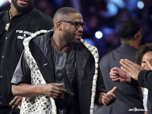 지난해 12월 라스베이거스에서 열린 뉴욕 닉스와 샌안토니오 스퍼스의 NBA 경기를 관람하고 있는 메이웨더. /AFPBBNews=뉴스1