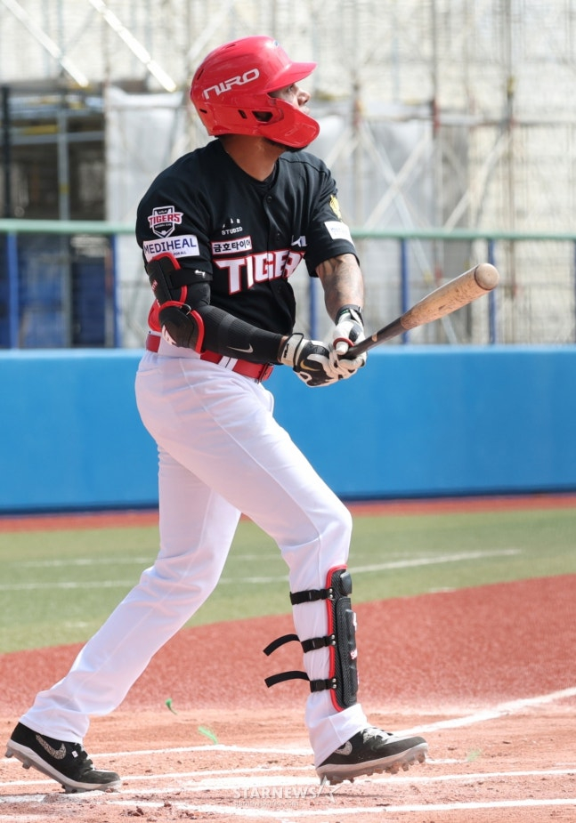 WBC 한국 야구 대표팀이 24일 일본 오키나와현 카데나 야구장에서 KIA 타이거즈와 연습경기를 가졌다.  KIA 카스트로가 1회초 선제 우월 2점 홈런을 날리고 있다. /사진=김진경 대기자