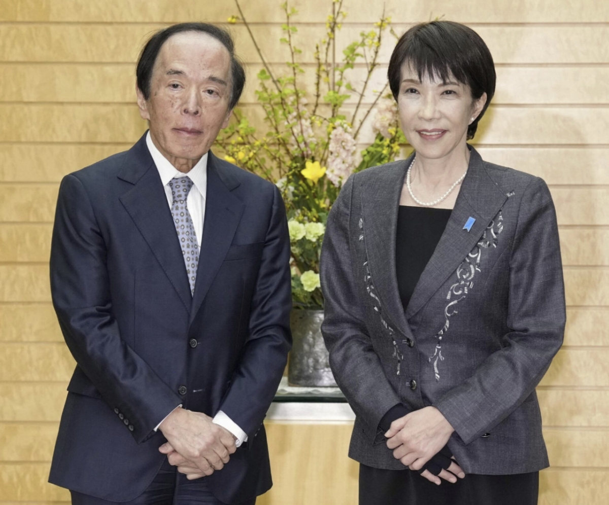 다카이치 사나에 일본 총리(오른쪽)와 우에다 가즈오 일본은행 총재가 16일 도쿄 총리 관저에서 회동하고 있다. /로이터=뉴스1