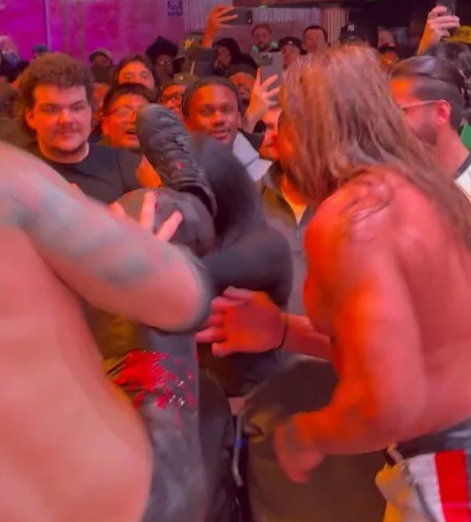 프로레슬러 찰스 메이슨이 한 여성 팬의 얼굴을 발로 차고 있다. /사진=더선 갈무리
