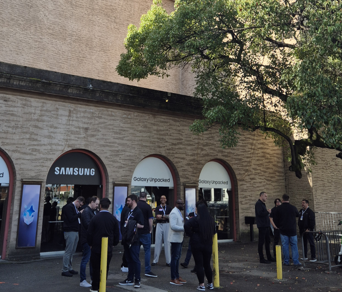 행사장 앞에 모여있는 현지 관계자들/사진=김소연 기자