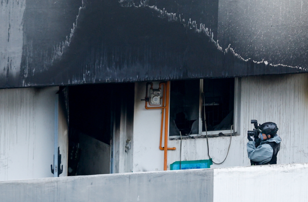 24일 오전 서울 강남구 은마아파트에서 경찰, 소방 관계자들이 화재 원인 조사를 위해 합동 감식을 하고 있다/사진=뉴스1