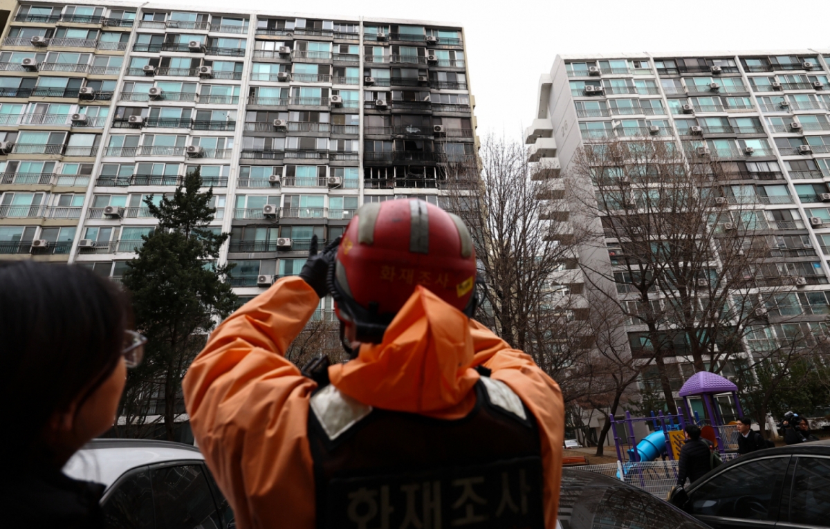 24일 서울 대치동 은마아파트 화재현장에서 소방재난본부 화재조사대원이 현장을 살펴보고 있다/사진=뉴시스