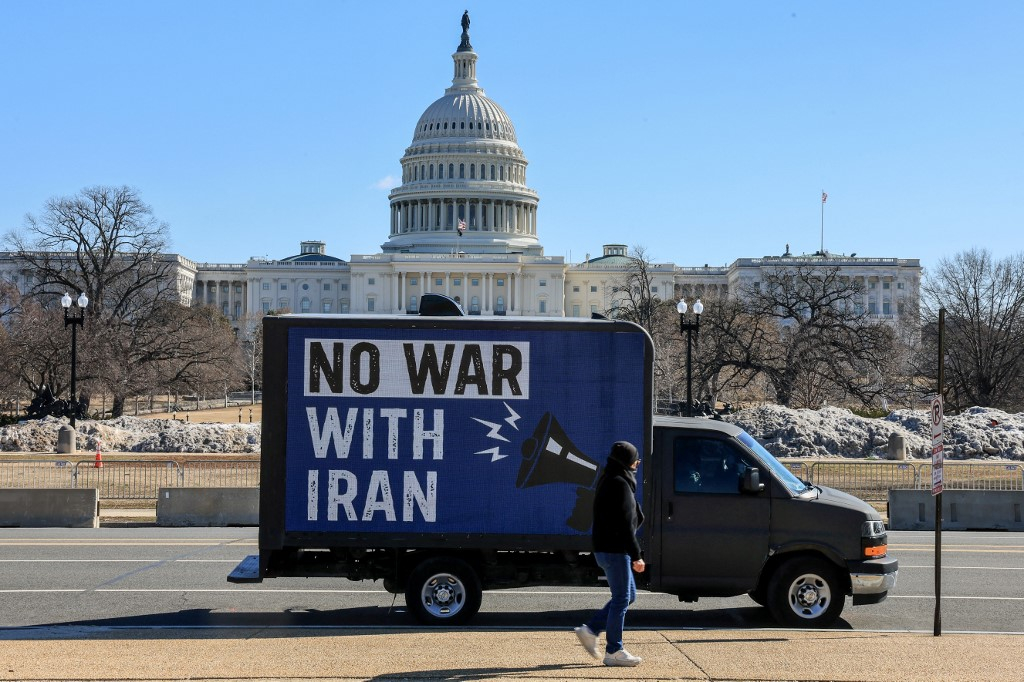 24일(현지시간) 도널드 트럼프 미국 대통령의 국정연설을 앞두고 연방의회 의사당 앞에 "이란과 전쟁 반대"라고 적힌 광고 트럭이 서 있다./AFPBBNews=뉴스1