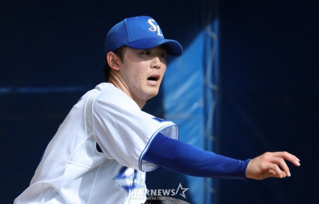 삼성 라이온즈가 22일 일본 오키나와 온나손 아카마 볼파크에서 스프링 캠프를 진행했다. 미야지가 불펜 피칭 훈련을 하고 있다. /사진=김진경 대기자