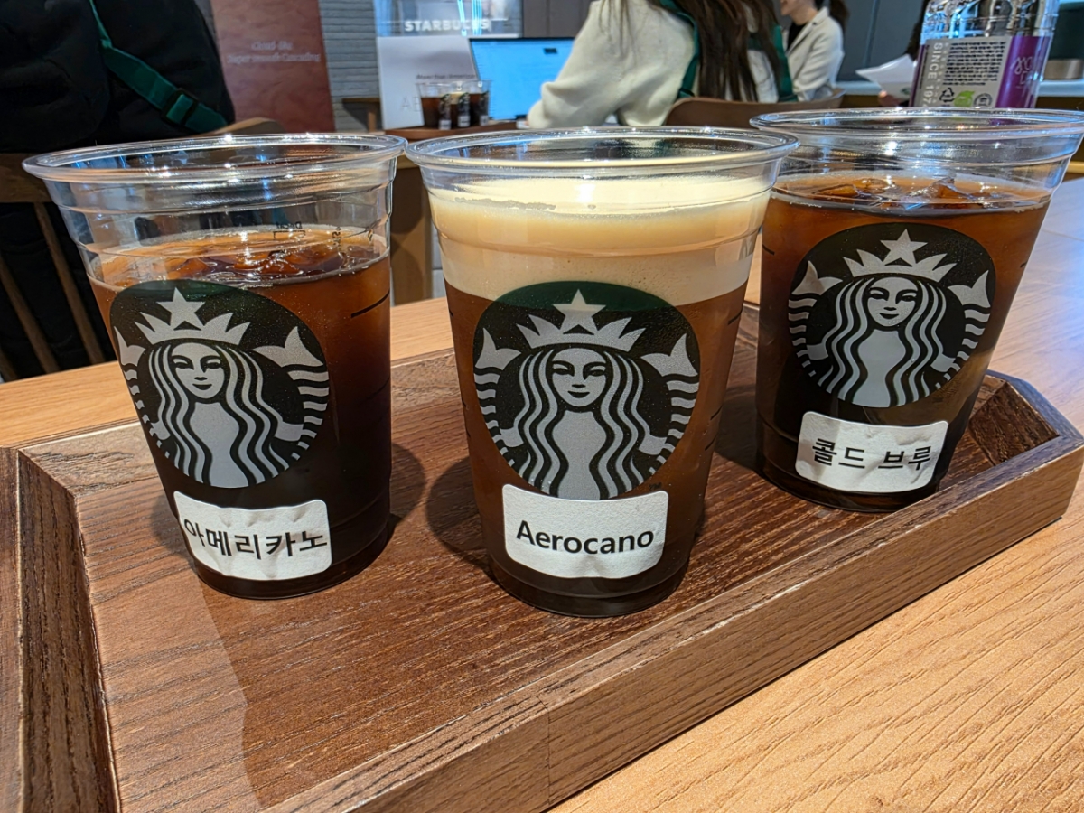 사진 왼쪽부터 스타벅스 아이스 아메리카노·에어로카노·콜드 브루 커피. 에어로카노의 하얀 공기거품이 다른 제품과 확연한 차별점을 드러낸다. /사진=이병권 기자