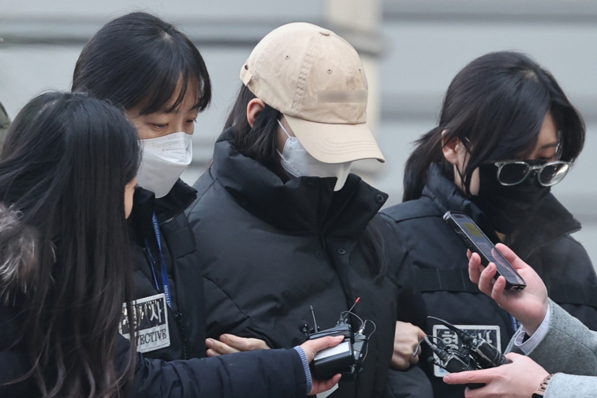 서울 강북구 한 모텔에서 약물이 든 음료를 건네는 방법으로 남성 2명을 숨지게 한 혐의를 받는 20대 여성이 지난 12일 서울북부지법에서 열린 영장실질심사(구속 전 피의자 심문)에 출석하는 모습. /사진=뉴스1