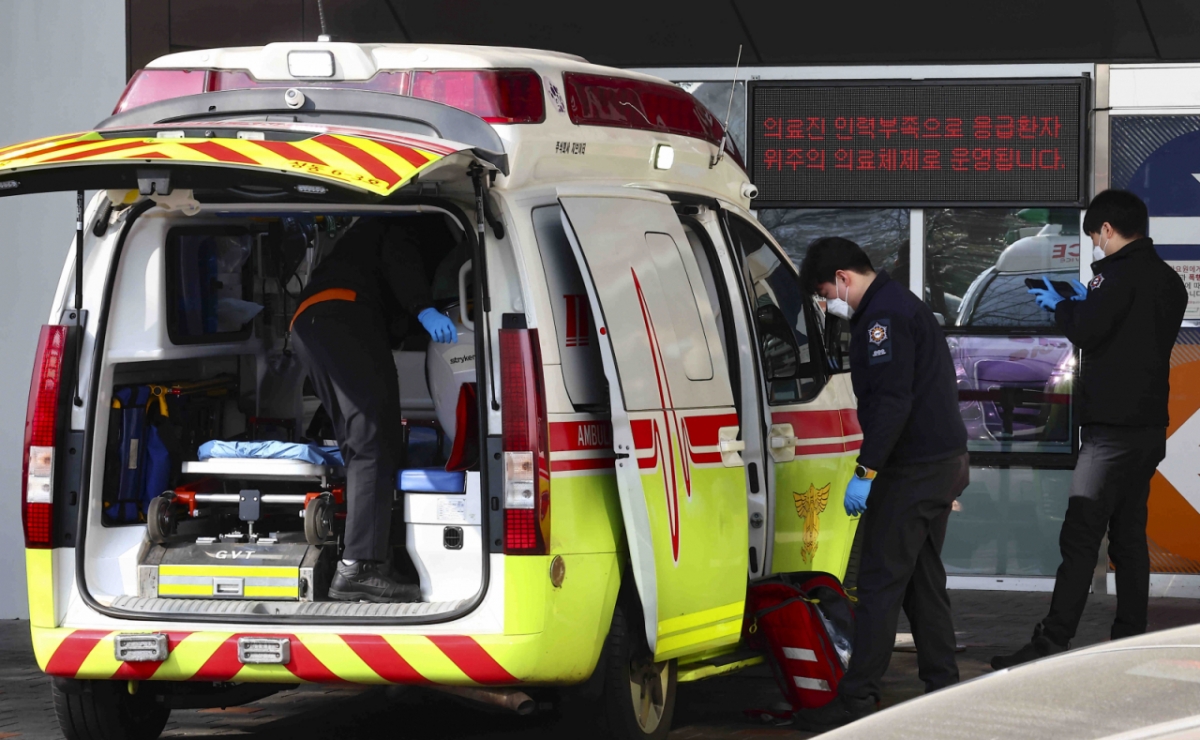 서울 시내의 한 대학병원 응급실 앞에서 구급대원들이 분주한 모습을 보이고 있다. /사진= 뉴시스