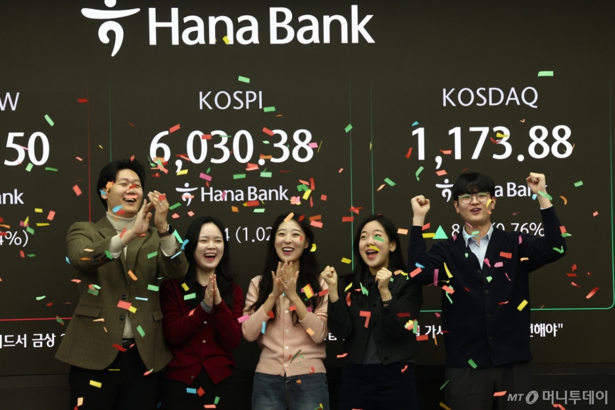 (서울=뉴스1) 최지환 기자 = 코스피 지수가 장 시작과 함께 6000포인트를 돌파한 25일 오전 서울 중구 하나은행 본점 딜링룸 전광판에 증시 시황이 표시되어 있다. 직원들이 6000포인트 돌파를 축하하고 있다. 2026.2.25/뉴스1 Copyright © 뉴스1. All rights reserved. 무단 전재 및 재배포, AI학습 이용 금지. /사진=(서울=뉴스1) 최지환 기자