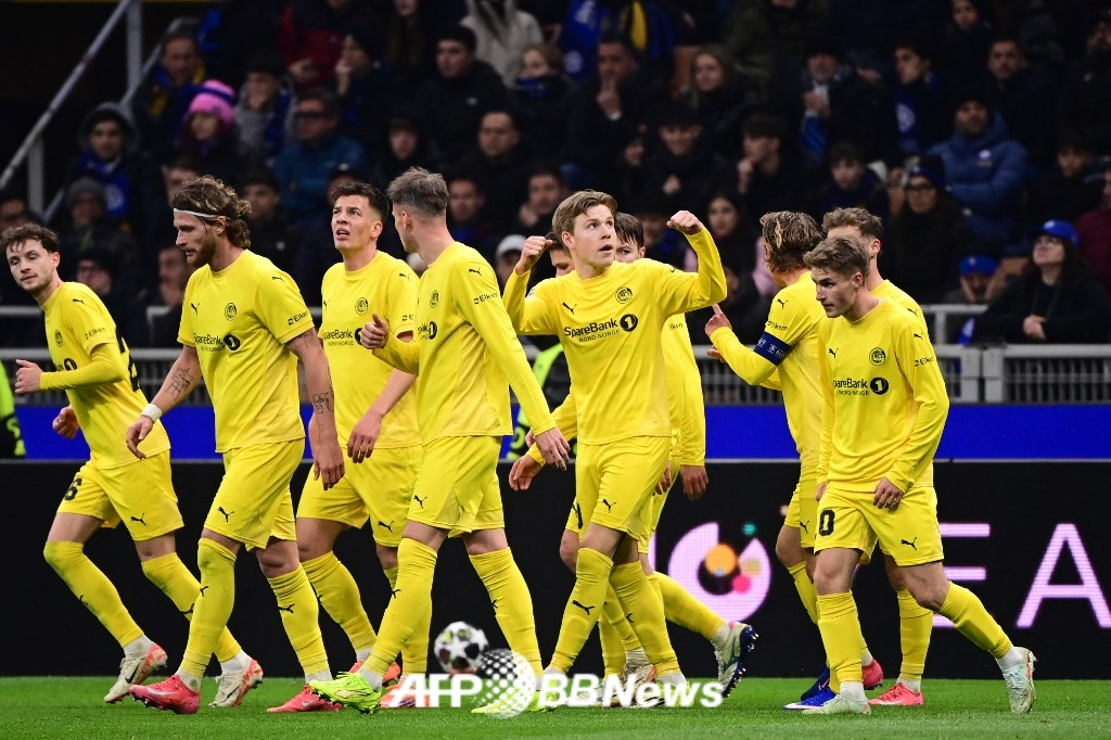 보되/글림트 선수들이 25일(한국 시각) 유럽축구연맹(UEFA) 챔피언스리그 16강 진출에 성공한 뒤 기뻐하고 있다. /AFPBBNews=뉴스1