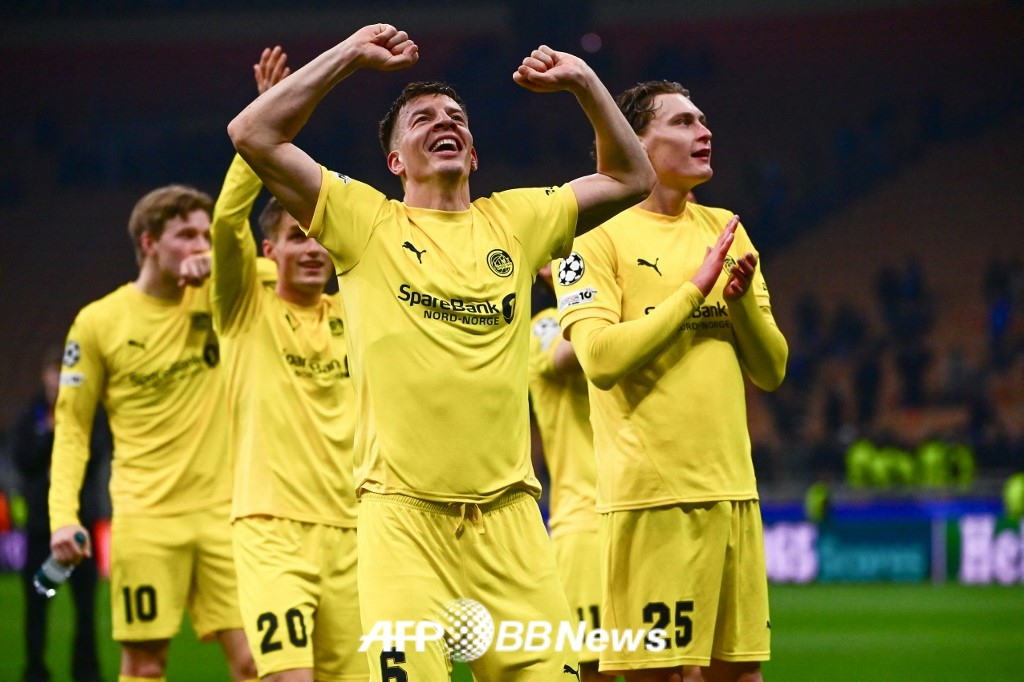 보되/글림트 선수들이 25일(한국 시각) 유럽축구연맹(UEFA) 챔피언스리그 16강 진출에 성공한 뒤 기뻐하고 있다. /AFPBBNews=뉴스1