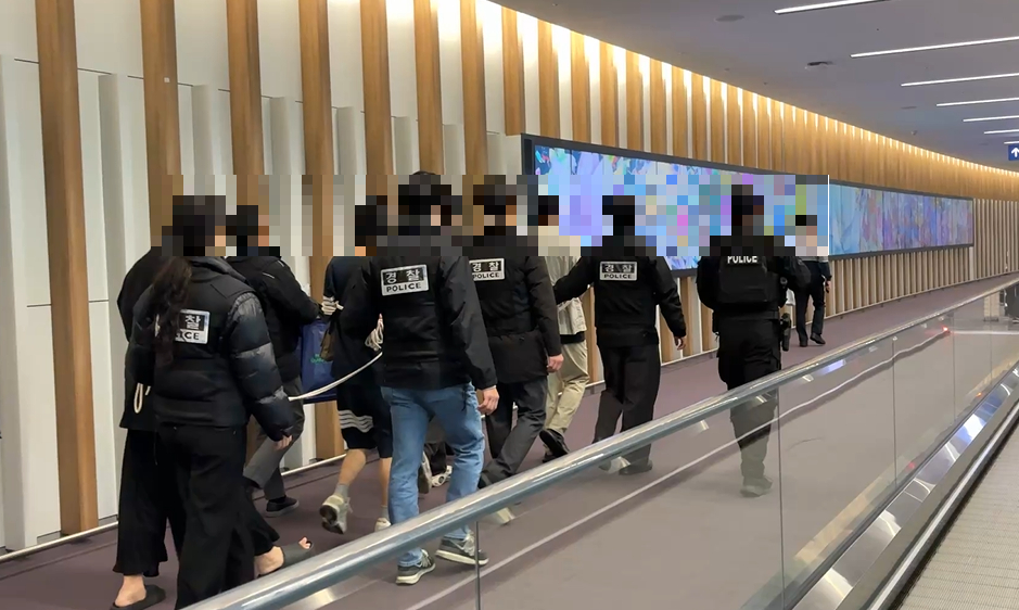 지난해 말 피싱 조직 일당이 국내로 송환되는 장면./사진제공=서울경찰청.