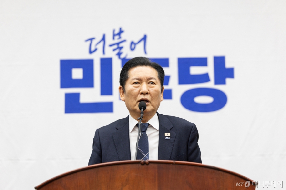 정청래 더불어민주당 대표가 24일 서울 여의도 국회에서 열린 의원총회에서 모두발언하고 있다. /사진=뉴스1