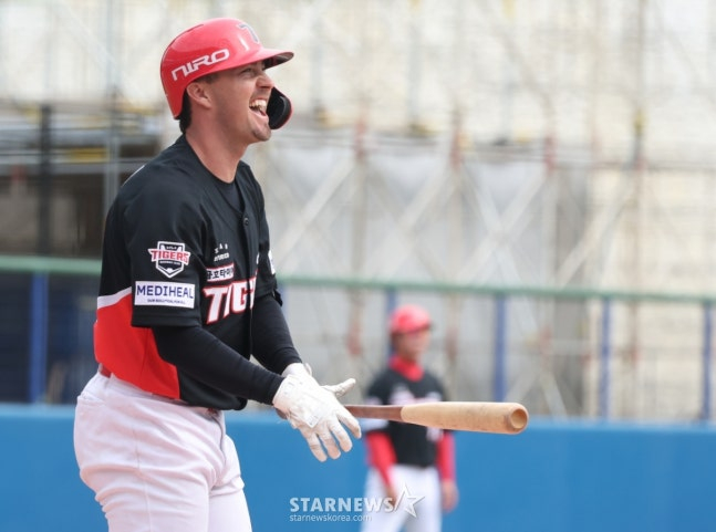 WBC 한국 야구 대표팀이 24일 일본 오키나와현 카데나 야구장에서 KIA 타이거즈와 연습경기를 가졌다.  KIA 데일이 호쾌한 타격을 선보이고 있다. /사진=김진경 대기자