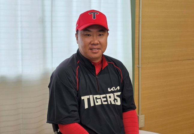 KIA 이범호 감독이 25일 일본 오키나와현 킨에 위치한 킨 타운 베이스볼 스타디움에서 열린 2026 KIA 스프링캠프 중 취재진과 인터뷰를 가졌다. /사진=김동윤 기자