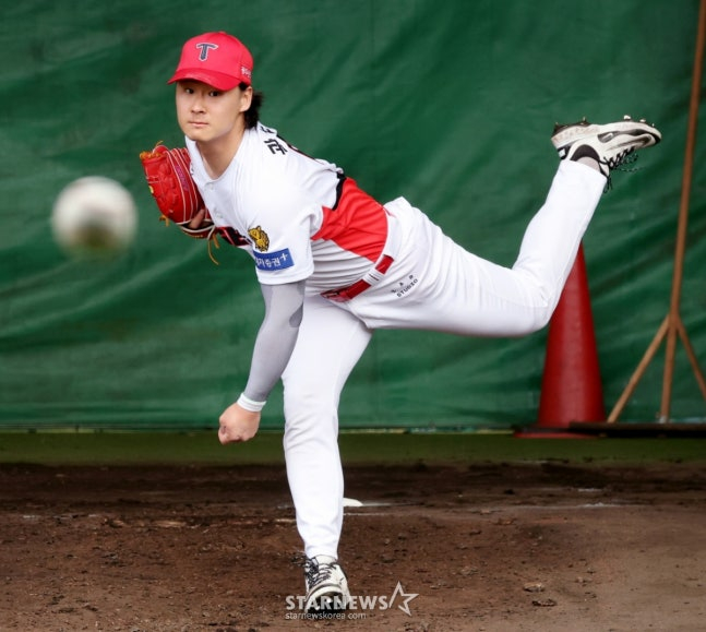 KIA 타이거즈가 25일 일본 오키나와현 킨의 킨타운 베이스볼 스타디움에서 스프링캠프 일정을 진행했다.  곽도규가 불펜 피칭을 하고 있다.