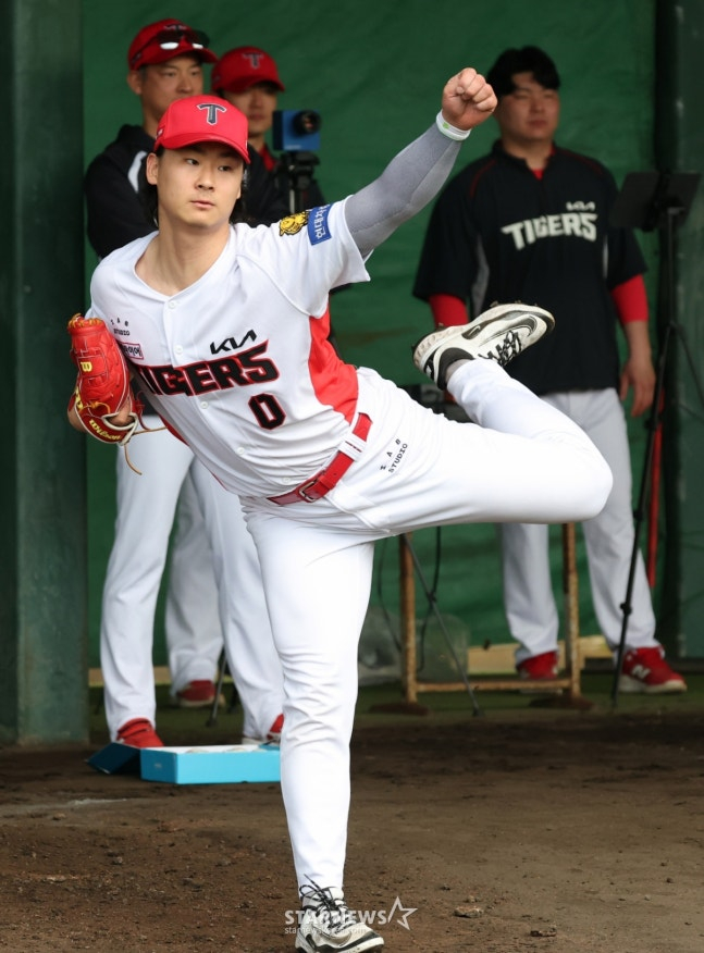 KIA 타이거즈가 25일 일본 오키나와현 킨의 킨타운 베이스볼 스타디움에서 스프링캠프 일정을 진행했다.  곽도규가 불펜 피칭을 하고 있다.
