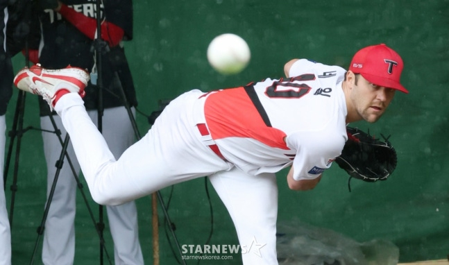 KIA 타이거즈가 25일 일본 오키나와현 킨의 킨타운 베이스볼 스타디움에서 스프링캠프 일정을 진행했다.  네일이 불펜 피칭을 하고 있다. /사진=김진경 대기자