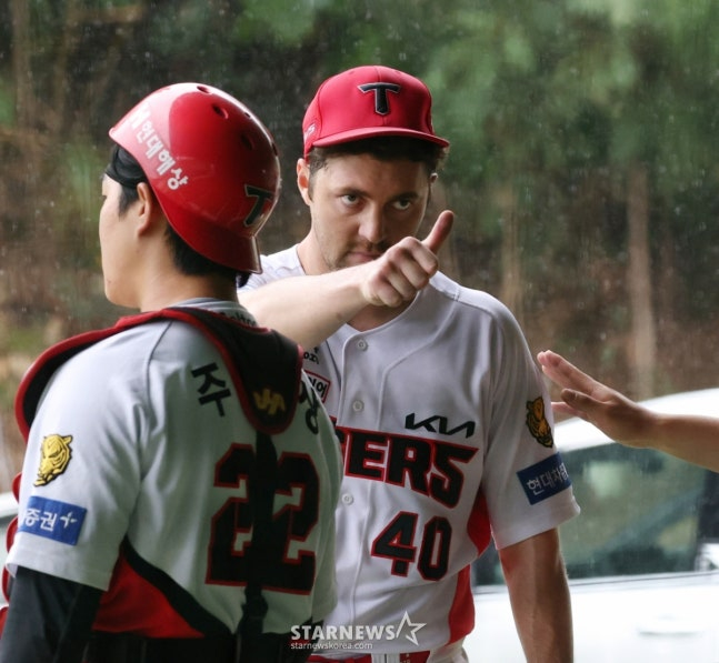 KIA 타이거즈가 25일 일본 오키나와현 킨의 킨타운 베이스볼 스타디움에서 스프링캠프 일정을 진행했다.  네일이 불펜 피칭을 마친 후 엄지척을 하고 있다. /사진=김진경 대기자