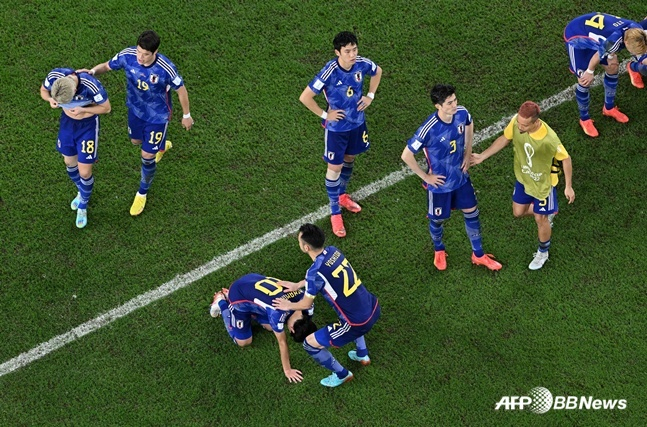 일본 축구대표팀 선수들이 2022 카타르 월드컵 크로아티아와 16강전에서 승부차기 끝에 패한 뒤 아쉬워 하고 있다.   /AFPBBNews=뉴스1