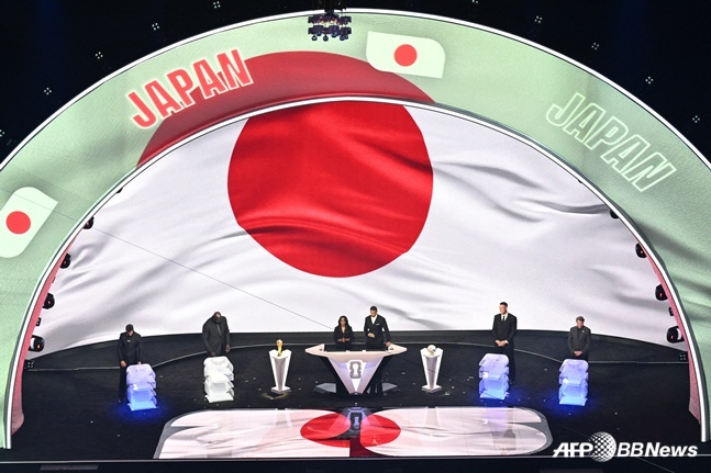 지난 해 12월 5일(현지시간) 미국 워싱턴 DC에서 열린 2026 북중미 월드컵 조 추첨식에서 일본이 소개되고 있다.  /AFPBBNews=뉴스1