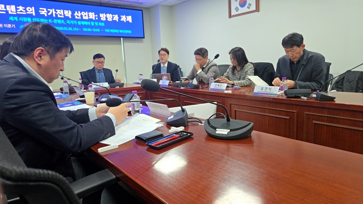 25일 서울 영등포구 국회 의원회관에서 'K-미디어 콘텐츠의 국가전략 산업화: 방향과 과제' 토론회가 열렸다. (오른쪽부터) 유건식 성균관대 미디어문화융합대학원 교수, 천혜선 디지털산업정책연구소 연구위원, 김용희 선문대 경영학과 교수, 이상원 경희대 미디어학과 교수, 안정상 중앙대 커뮤니케이션대학원 교수, 김세원 한국방국채널진흥협회 정책실장./사진=이찬종 기자