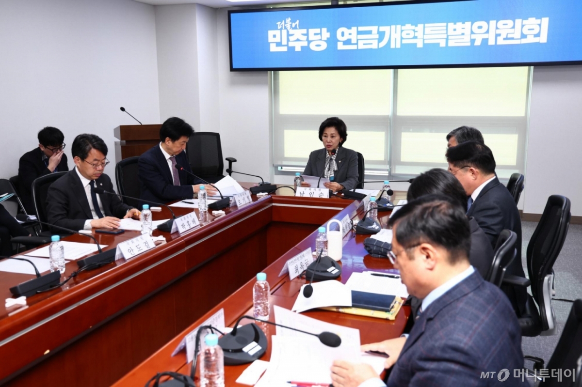 [서울=뉴시스] 김명년 기자 = 남인순 더불어민주당 연금개혁특별위원장이 25일 오전 서울 여의도 국회 의원회관에서 열린 전체회의에서 발언하고 있다. 2026.02.25. kmn@newsis.com /사진=김명년